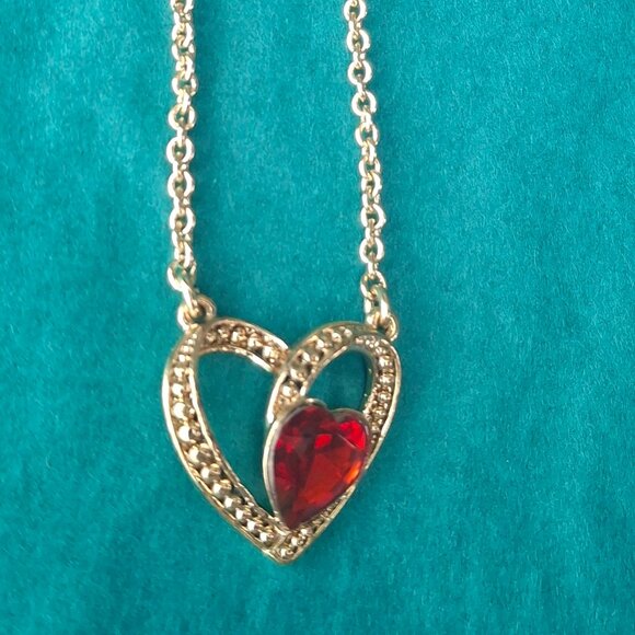 2/10$ Napier gold tone read heart pendant necklace - Picture 4 of 5